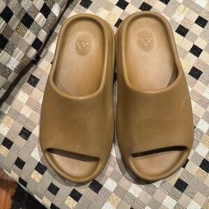 Used size 6Y Yeezy.  This shoe is without a box and only worn a couple times.